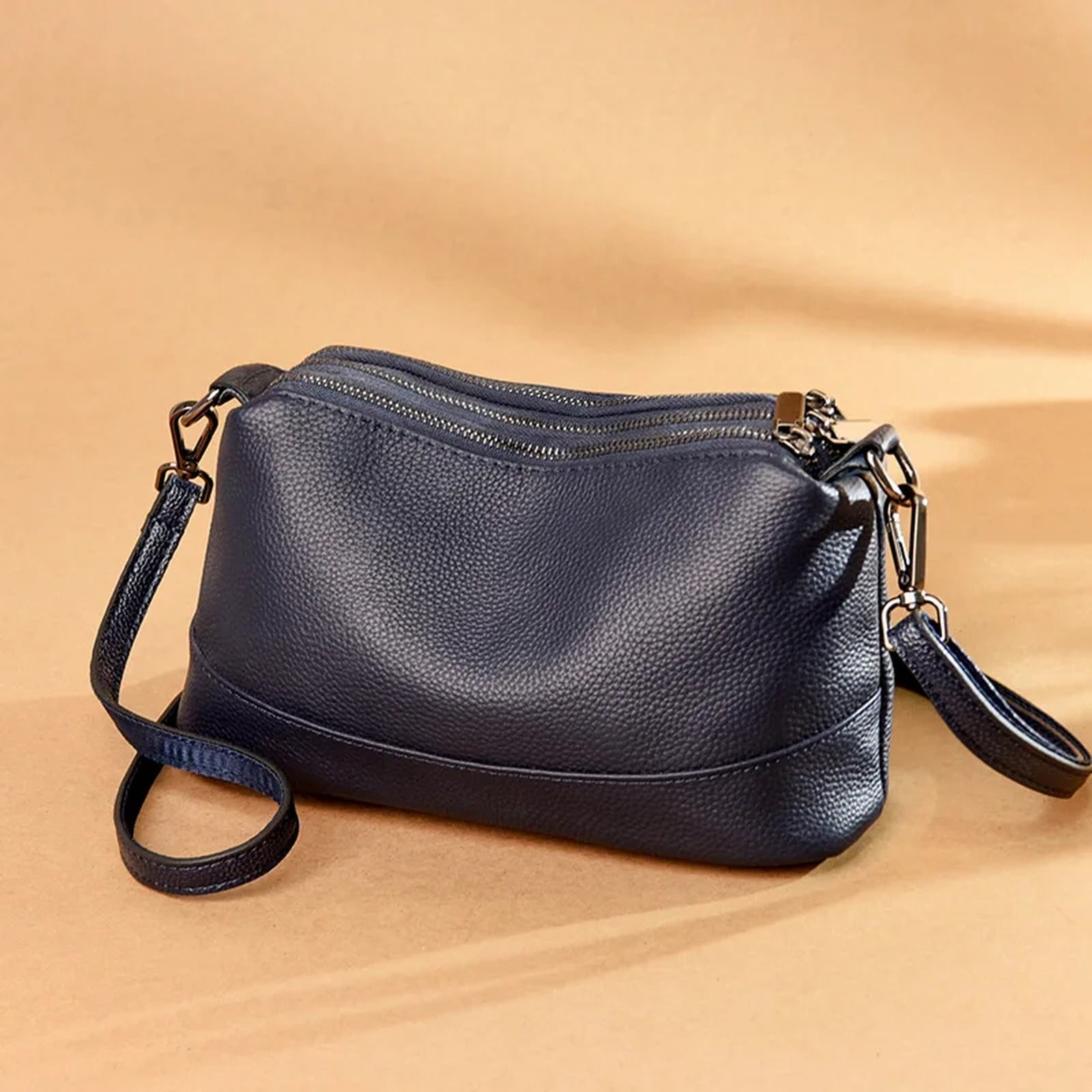 Bolso bandolera de piel vacuna · 3 compartimentos con cremallera