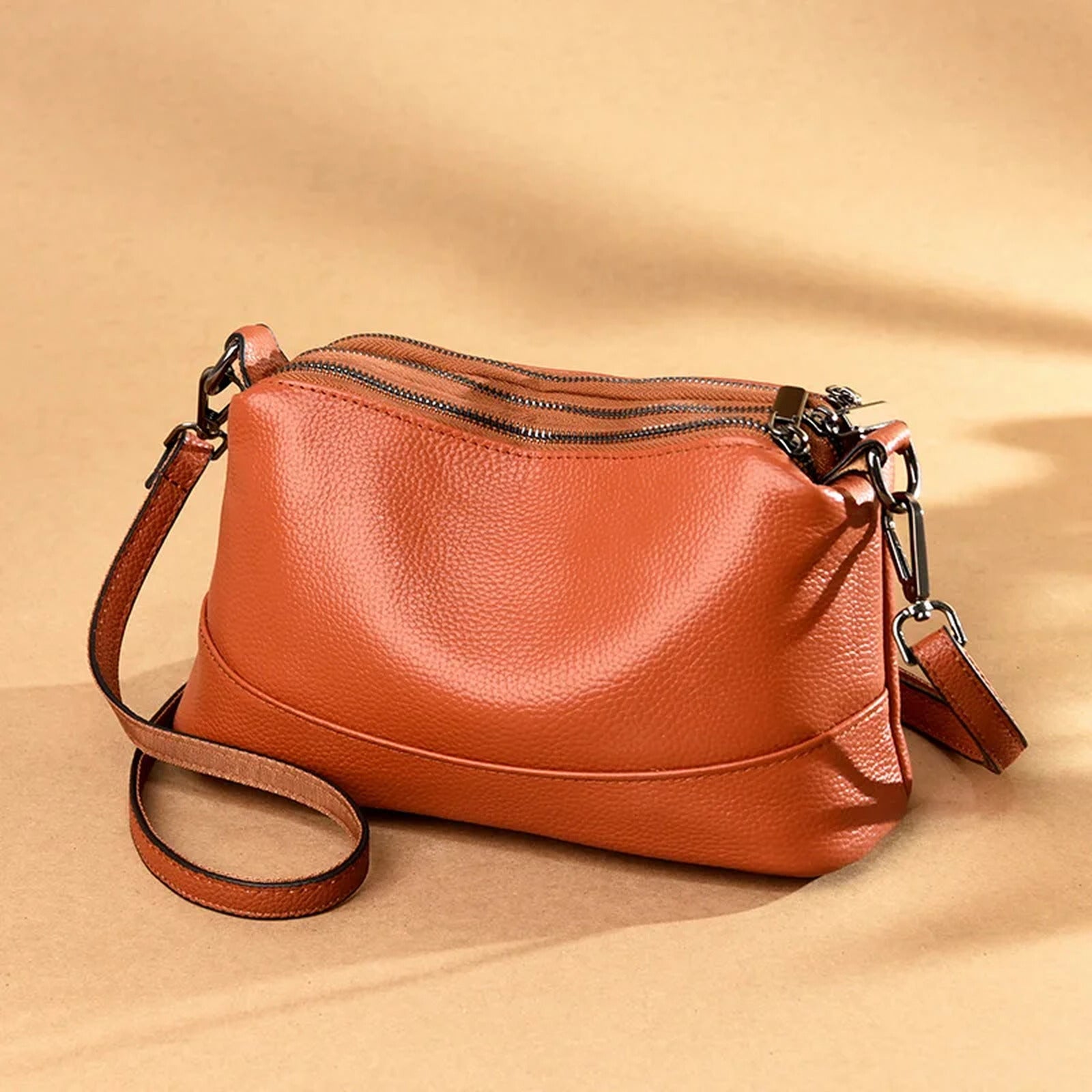 Bolso bandolera de piel vacuna · 3 compartimentos con cremallera