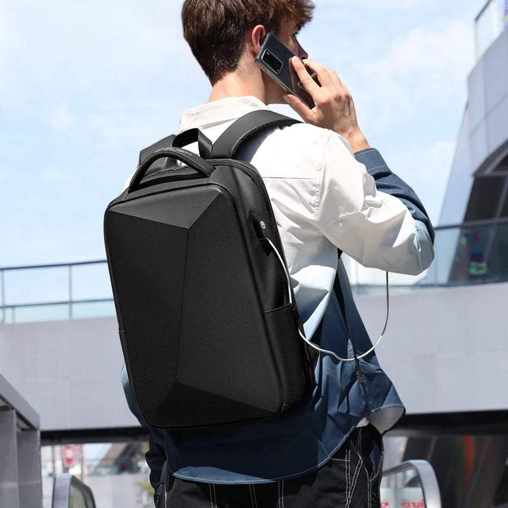 Mochila antirrobo de carcasa rígida para portátil de 15,6" · candado TSA y USB