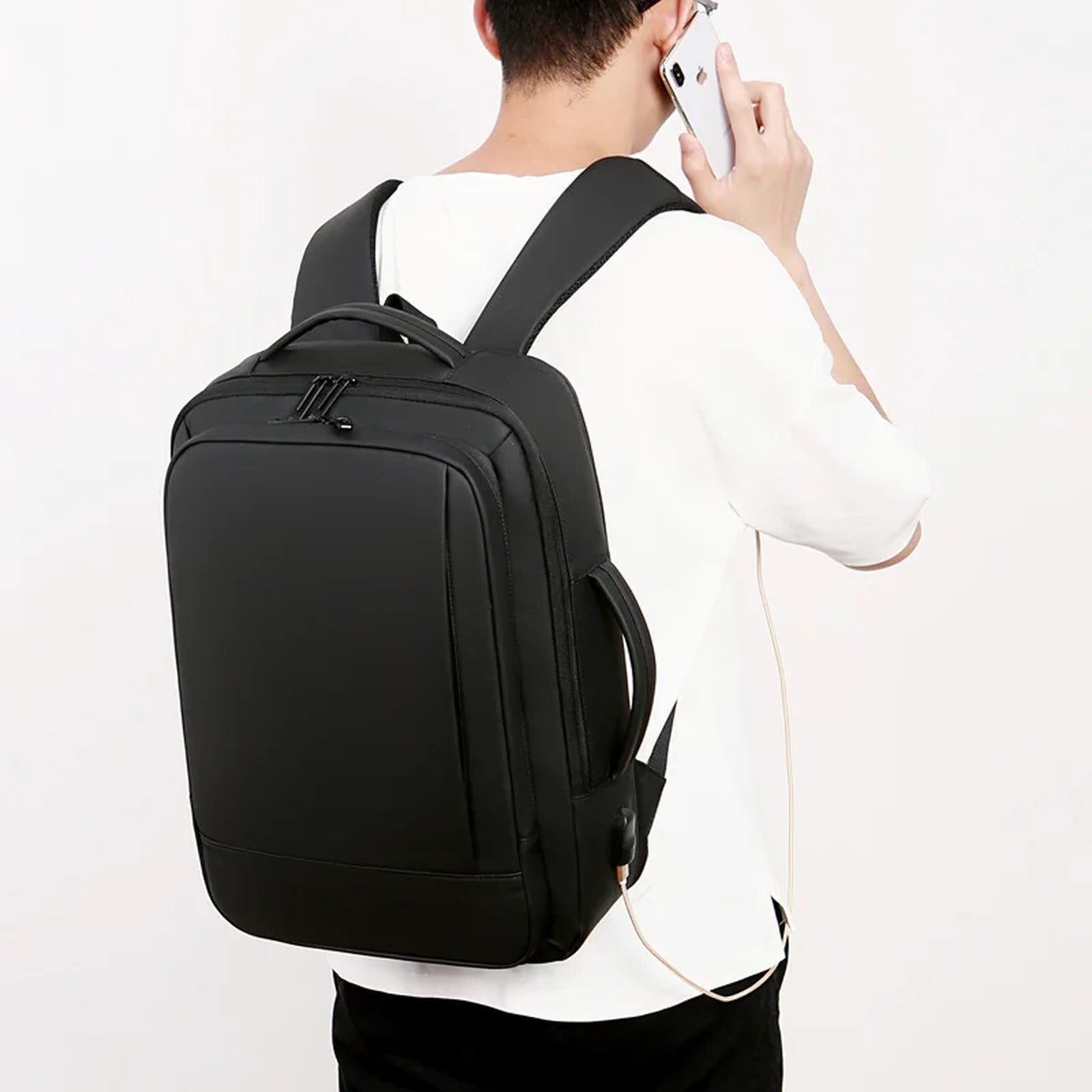Mochila expansible de 20 a 35 L · puerto USB y funda para portátil